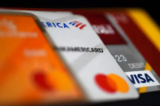 Thẻ ghi nợ và thẻ tín dụng được xếp trên bàn trong hình minh họa ở Arlington, Virginia hôm 06/04/2020. (Ảnh: Olivier Douliery/AFP qua Getty Images)