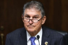 Thượng nghị sĩ Joe Manchin (Dân Chủ-West Virginia), Chủ tịch Ủy ban Tài nguyên và Năng lượng Thượng viện, chủ trì phiên điều trần về công nghệ pin ở Hoa Thịnh Đốn, vào ngày 22/09/2022. (Ảnh: Kevin Dietsch/Getty Images)