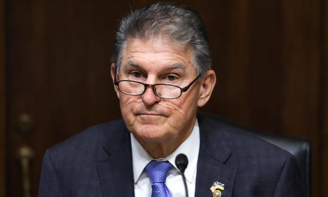 Thượng nghị sĩ Joe Manchin (Dân Chủ-West Virginia), Chủ tịch Ủy ban Tài nguyên và Năng lượng Thượng viện, chủ trì phiên điều trần về công nghệ pin ở Hoa Thịnh Đốn, vào ngày 22/09/2022. (Ảnh: Kevin Dietsch/Getty Images)