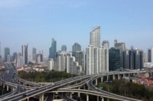 Ảnh chụp từ trên cao cho thấy các đường cao tốc và tòa nhà ở Thượng Hải, Trung Quốc hôm 30/03/2022. Ảnh được chụp bằng drone. (Ảnh: Reuters/Aly Song/Ảnh tư liệu)