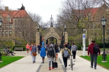 Các sinh viên trong khuôn viên trường Đại học Chicago ở Chicago, Illinois, trong một bức ảnh tư liệu. (Ảnh: EQRoy/Shutterstock)