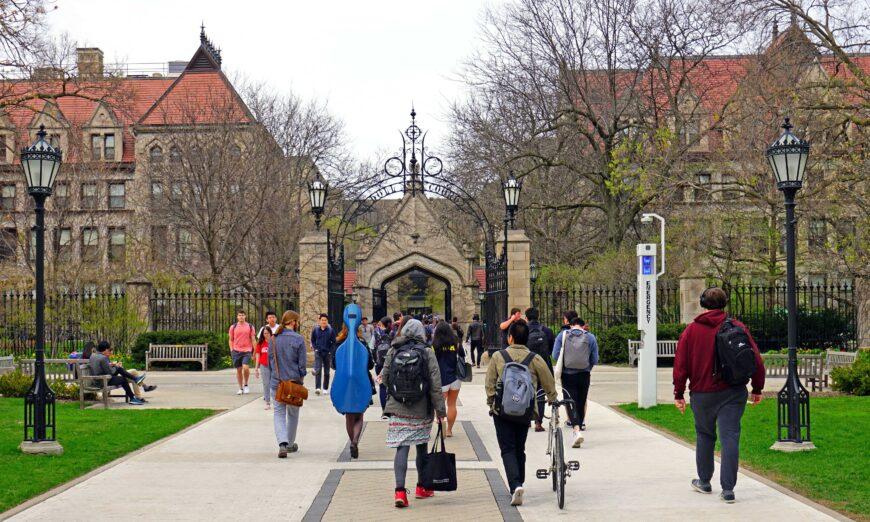 Các sinh viên trong khuôn viên trường Đại học Chicago ở Chicago, Illinois, trong một bức ảnh tư liệu. (Ảnh: EQRoy/Shutterstock)