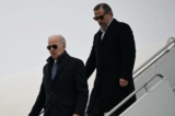 Tổng thống Joe Biden, cùng con trai Hunter Biden, đến Căn cứ Phòng không Quốc gia Hancock Field ở Syracuse, New York, hôm 04/02/2023. (Ảnh: Andrew Caballero-Reynolds/AFP qua Getty Images)