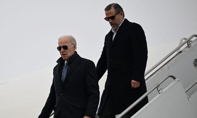 Tổng thống Joe Biden, cùng con trai Hunter Biden, đến Căn cứ Phòng không Quốc gia Hancock Field ở Syracuse, New York, hôm 04/02/2023. (Ảnh: Andrew Caballero-Reynolds/AFP qua Getty Images)