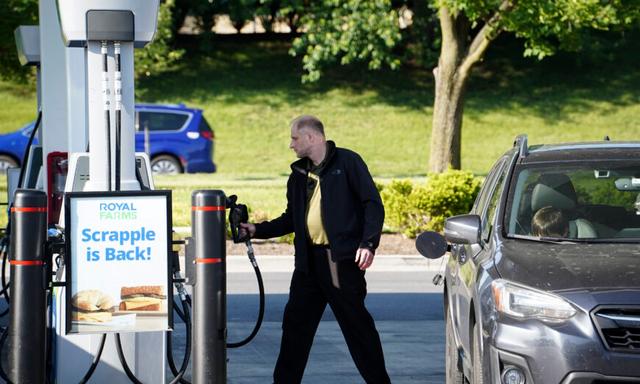 Một người đàn ông sử dụng trạm xăng ở Columbia, Maryland, hôm 17/05/2023. (Ảnh: Madalina Vasiliu/The Epoch Times)