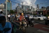 Người dân chờ để băng qua đường ở Bắc Kinh hôm 20/06/2023. (Ảnh: Greg Baker/AFP qua Getty Images)
