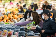 Cư dân Irvine tổ chức lễ khai trương H Mart ở Irvine, California, hôm 11/01/2023. (Ảnh: John Fredricks/The Epoch Times)