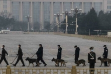 Công an ĐCSTQ dắt cảnh khuyển đi rà soát an ninh tại Quảng trường Thiên An Môn ở Bắc Kinh, Trung Quốc, hôm 10/03/2022. (Ảnh: Kevin Frayer/Getty Images)