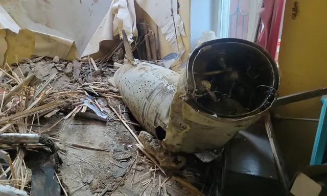 Một phần của hỏa tiễn hành trình Kalibr của Nga bên trong một tòa nhà bị hư hại trong cuộc không kích bằng hỏa tiễn và phi cơ không người lái của Nga ở Odesa, trong bối cảnh Nga tấn công Ukraine hôm 18/07/2023. (Ảnh: Dịch vụ Báo chí của Bộ Chỉ huy Tác chiến Phía Nam Lực lượng Vũ trang Ukraine/Tư liệu báo chí qua Reuters)
