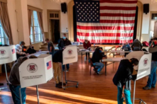 Cử tri bỏ phiếu tại một điểm bỏ phiếu vào ngày bầu cử ở Hillsboro, Virginia, vào ngày 03/11/2020. (Ảnh: Andrew Caballero-Reynolds/AFP qua Getty Images)