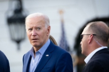 Tổng thống Joe Biden chào đón các nhà lập pháp cùng gia đình trong một chuyến dã ngoại của Quốc hội tại Bãi cỏ phía Nam của Tòa Bạch Ốc ở Hoa Thịnh Đốn hôm 19/07/2023. (Ảnh: Madalina Vasiliu/The Epoch Times)