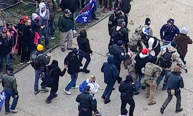 Một nhóm người biểu tình khiêng ông Benjamin J. Philips trên một chiếc cáng tạm sau khi các nhân viên y tế từ chối đến nơi ông gục xuống gần Điện Capitol Hoa Kỳ vào ngày 06/01/2021. (Ảnh: Cảnh sát Điện Capitol Hoa Kỳ/Ảnh chụp màn hình qua The Epoch Times)