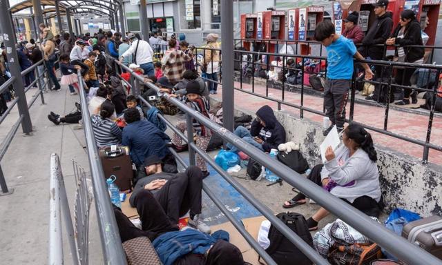 Những người di cư xin tị nạn chờ nhân viên Cục Hải quan và Biên phòng Hoa Kỳ cho phép họ vào Hoa Kỳ tại cảng nhập cảnh San Ysidro ở biên giới Hoa Kỳ-Mexico, nhìn từ Tijuana, tiểu bang Baja California, Mexico hôm 31/05/2023. (Ảnh: Guillermo Arias/AFP qua Getty Images)