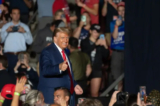 Cựu Tổng thống đồng thời là ứng cử viên tổng thống năm 2024 Donald Trump giơ ngón tay cái lên khi ông rời đi sau buổi nói chuyện tại một cuộc vận động tranh cử ở Erie, Pennsylvania, hôm 29/07/2023. (Ảnh: Joed Viera/AFP qua Getty Images)