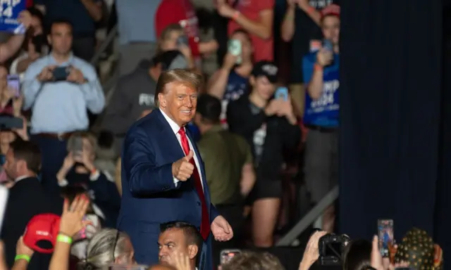 Cựu Tổng thống đồng thời là ứng cử viên tổng thống năm 2024 Donald Trump giơ ngón tay cái lên khi ông rời đi sau buổi nói chuyện tại một cuộc vận động tranh cử ở Erie, Pennsylvania, hôm 29/07/2023. (Ảnh: Joed Viera/AFP qua Getty Images)