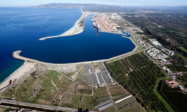Cảng Gioia Tauro, cảng container lớn nhất của Ý ở vùng Calabria, miền Nam nước Ý, vào ngày 08/11/2012. (Ảnh: Alessandro Bianchi/Reuters)