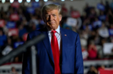 Cựu Tổng thống Donald Trump bước vào Nhà thi đấu Bảo hiểm Erie để tham gia một cuộc tập hợp vận động tranh cử cho vị trí người được đề cử của Đảng Cộng Hòa trong cuộc bầu cử năm 2024, ở Erie, Pennsylvania, hôm 29/07/2023. (Ảnh: Jeff Swensen/Getty Images)