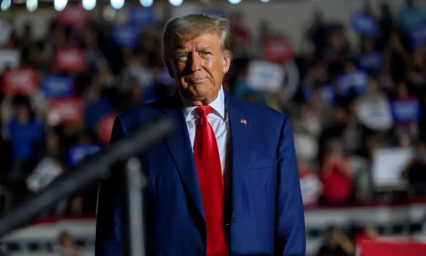 Cựu Tổng thống Donald Trump bước vào Nhà thi đấu Bảo hiểm Erie để tham gia một cuộc tập hợp vận động tranh cử cho vị trí người được đề cử của Đảng Cộng Hòa trong cuộc bầu cử năm 2024, ở Erie, Pennsylvania, hôm 29/07/2023. (Ảnh: Jeff Swensen/Getty Images)