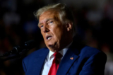 Cựu Tổng thống Hoa Kỳ Donald Trump nói trước người ủng hộ trong một cuộc tập hợp chính trị trong khi vận động tranh cử cho đề cử của Đảng Cộng Hòa trong cuộc bầu cử năm 2024 tại Erie Insurance Arena ở Erie, Pennsylvania, hôm 29/07/2023. (Ảnh: Jeff Swensen/Getty Images)