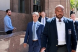 Ông Carlos De Oliveira (giữa), một người quản lý tài sản cho khu nghỉ dưỡng Mar-a-Lago của cựu Tổng thống Donald Trump, rời Tòa nhà Tư pháp Liên bang James Lawrence King, theo sau là luật sư John Irving, ở Miami, Florida, hôm 31/07/2023. (Ảnh: Joe Raedle/Getty Images)