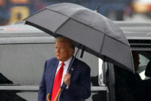 Cựu Tổng thống Hoa Kỳ Donald Trump cầm dù khi đến Phi trường Quốc gia Reagan sau phiên tòa buộc tội tại tòa án Hoa Thịnh Đốn ở Arlington, Virginia, hôm 03/08/2023. (Ảnh: Tasos Katopodis/Getty Images)