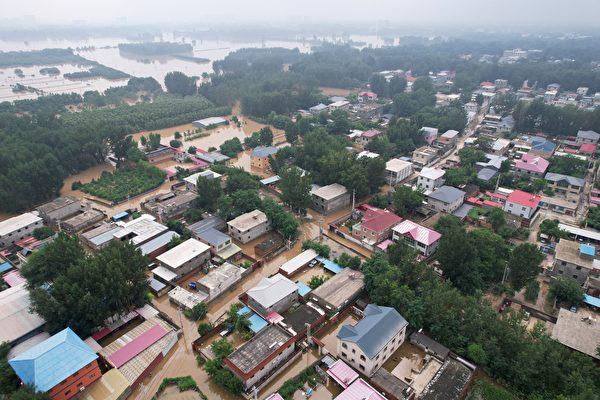 Hình ảnh nhìn từ trên không này cho thấy một ngôi làng bị ngập lụt sau những trận mưa lớn ở Trác Châu, thành phố Bảo Định, tỉnh Hà Bắc phía bắc Trung Quốc hôm 02/08/2023. (Ảnh: JADE GAO/AFP qua Getty Images)