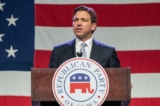 Ông Ron DeSantis, Thống đốc Florida đồng thời là ứng cử viên tổng thống thuộc Đảng Cộng Hòa cho năm 2024 trình bày tại sự kiện Tiệc tối Lincoln của Đảng Cộng Hòa Iowa năm 2023 ở Trung tâm Sự kiện Iowa, Des Moines, Iowa, hôm 28/07/2023. (Ảnh: Sergio Flores/AFP qua Getty Images)