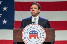 Ông Ron DeSantis, Thống đốc Florida đồng thời là ứng cử viên tổng thống thuộc Đảng Cộng Hòa cho năm 2024 trình bày tại sự kiện Tiệc tối Lincoln của Đảng Cộng Hòa Iowa năm 2023 ở Trung tâm Sự kiện Iowa, Des Moines, Iowa, hôm 28/07/2023. (Ảnh: Sergio Flores/AFP qua Getty Images)