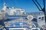 Một tàu Hải cảnh Trung Quốc (phía trước) xuất hiện để chặn đường của một tàu Tuần duyên Philippines gần Bãi cạn Thomas thứ Hai mà Philippines đóng quân, ở Biển Đông, hôm 05/08/2023, trong một nhiệm vụ tái tiếp tế. (Ảnh: Lực lượng Tuần duyên Philippines qua AP)