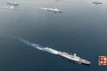 Các chiến hạm Trung Quốc và Nga tham gia diễn tập quân sự trên biển trong một ảnh tĩnh từ video được công bố hôm 24/07/2023. (Ảnh: CCTV qua Reuters/Ảnh chụp màn hình qua The Epoch Times)