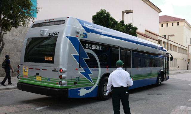 Một chiếc xe buýt điện chạy bằng pin do Proterra sản xuất chạy dọc một con phố ở Miami, Florida, hôm 02/02/2023. (Ảnh: Joe Raedle/Getty Images)