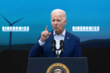 Tổng thống Joe Biden diễn thuyết tại Arcosa Wind Towers ở Belen, New Mexico, hôm 09/08/2023. (Ảnh: Jim Watson/AFP qua Getty Images)