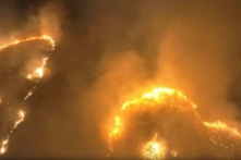 Toàn cảnh đám cháy rừng ở Kihei, quận Maui, Hawaii, hôm 08/08/2023, trong ảnh chụp màn hình thu được từ một video trên mạng xã hội. (Ảnh: Clint Hansen từ Maui Real Estate Radio/TMX qua Reuters)