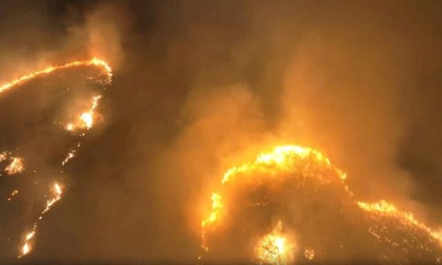 Toàn cảnh đám cháy rừng ở Kihei, quận Maui, Hawaii, hôm 08/08/2023, trong ảnh chụp màn hình thu được từ một video trên mạng xã hội. (Ảnh: Clint Hansen từ Maui Real Estate Radio/TMX qua Reuters)