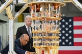 Tổng thống Joe Biden lắng nghe Giám đốc điều hành IBM Arvind Krishna nói chuyện trong chuyến thăm cơ sở của IBM ở Poughkeepsie, New York, hôm 06/10/2022. (Ảnh: Mandel Ngan/AFP qua Getty Images)