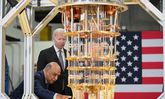 Tổng thống Joe Biden lắng nghe Giám đốc điều hành IBM Arvind Krishna nói chuyện trong chuyến thăm cơ sở của IBM ở Poughkeepsie, New York, hôm 06/10/2022. (Ảnh: Mandel Ngan/AFP qua Getty Images)