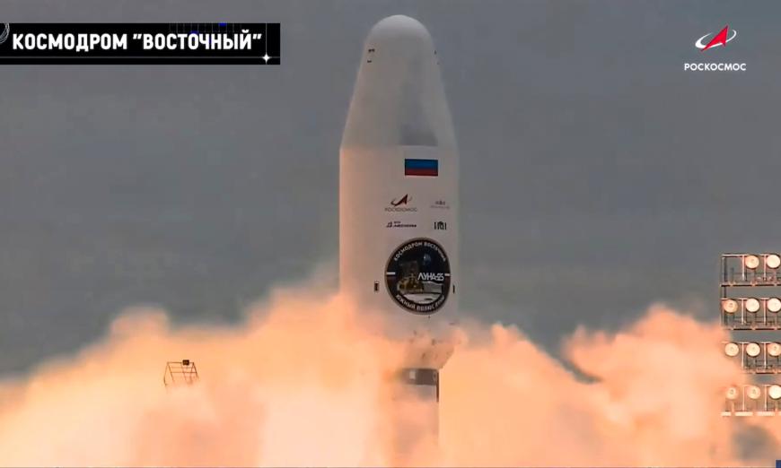 Hỏa tiễn Soyuz-2.1b cùng với trạm tự động của phi thuyền đổ bộ mặt trăng Luna-25 cất cánh từ một bệ phóng tại phi trường vũ trụ Vostochny ở Viễn Đông Nga, hôm 11/08/2023, theo giờ địa phương (Ảnh: Cơ quan Vũ trụ Liên bang Nga Roscosmos thông qua AP)