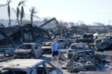 Một người đi qua đống đổ nát do cháy rừng ở Lahaina, Hawaii, hôm 11/08/2023. (Ảnh AP/Rick Bowmer)