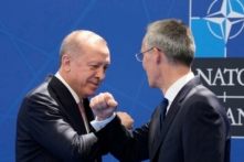 Tổng thư ký NATO Jens Stoltenberg (bên phải) chào đón Tổng thống Thổ Nhĩ Kỳ Recep Tayyip Erdogan tham dự hội nghị thượng đỉnh NATO tại trụ sở Tổ chức Hiệp ước Bắc Đại Tây Dương (NATO) ở Brussels, vào ngày 14/06/2021. (Ảnh: Francois Mori/AFP qua Getty Images)