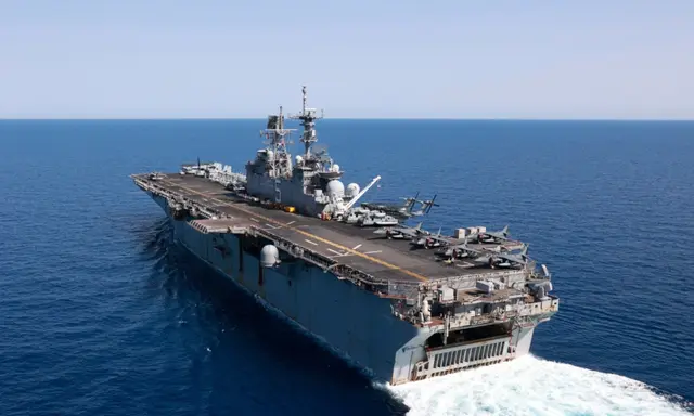 Bức ảnh do Hải quân Hoa Kỳ công bố cho thấy tàu tấn công đổ bộ USS Bataan đi qua Hồng Hải, hôm 08/08/2023. (Ảnh: Chuyên gia Truyền thông Đại chúng Cấp 3 Riley Gasdia/Hải quân Hoa Kỳ, qua AP)