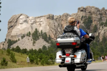 Một người lái xe mô tô dọc theo con đường đến Núi Rushmore gần Keystone, South Dakota, vào ngày 09/08/2021. (Ảnh: Scott Olson/Getty Images)