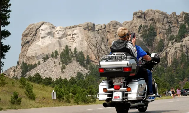 Một người lái xe mô tô dọc theo con đường đến Núi Rushmore gần Keystone, South Dakota, vào ngày 09/08/2021. (Ảnh: Scott Olson/Getty Images)