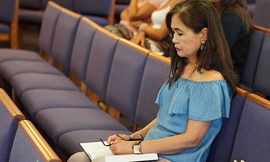 Một người phụ nữ ngồi bần thần tỏ lòng thương tiếc trước sự mất mát về người và sự tàn phá của trận cháy rừng Maui tại Nhà nguyện Kihei Baptist ở Kihei, Hawaii, hôm 13/08/2023. (Ảnh: Allan Stein/The Epoch Times)