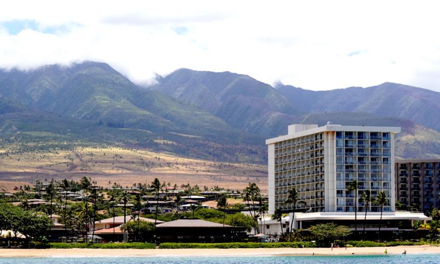 Một khách sạn nghỉ dưỡng nằm trống trải dọc bờ biển ở Lahaina, Maui, hôm 12/08/2023. (Ảnh: Allan Stein/The Epoch Times)