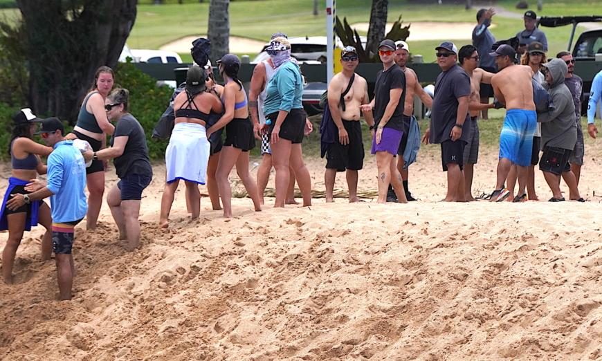 Các tình nguyện viên sẵn sàng nhận đồ quyên góp từ một chiếc thuyền ở Bãi biển Kaanapali ở phía tây Maui, hôm 12/08/2023. (Ảnh: Allan Stein/The Epoch Times)