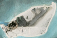 Một bức ảnh vệ tinh cho thấy Đảo Tri Tôn trong khu vực Biển Đông, hôm 15/08/2023. (Ảnh: Công ty vệ tinh Planet Labs PBC qua AP)