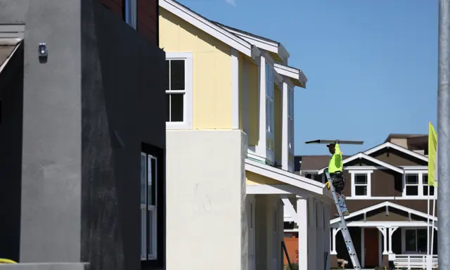 Một công nhân xây dựng khuân vác vật liệu khi anh đang làm việc tại một ngôi nhà đang được xây dựng tại một khu phát triển nhà ở ở Petaluma, California, vào ngày 23/03/2022. (Ảnh: Justin Sullivan/Getty Images)