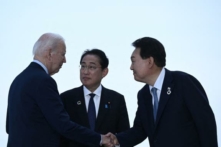 (Từ trái sang phải) Tổng thống Hoa Kỳ Joe Biden, Thủ tướng Nhật Bản Fumio Kishida, và Tổng thống Nam Hàn Yoon Suk Yeol chào nhau trước thềm cuộc gặp ba bên trong Hội nghị thượng đỉnh các nhà lãnh đạo G-7 ở Hiroshima hôm 21/05/2023. (Ảnh: Brendan Smialowski/AFP qua Getty Images)