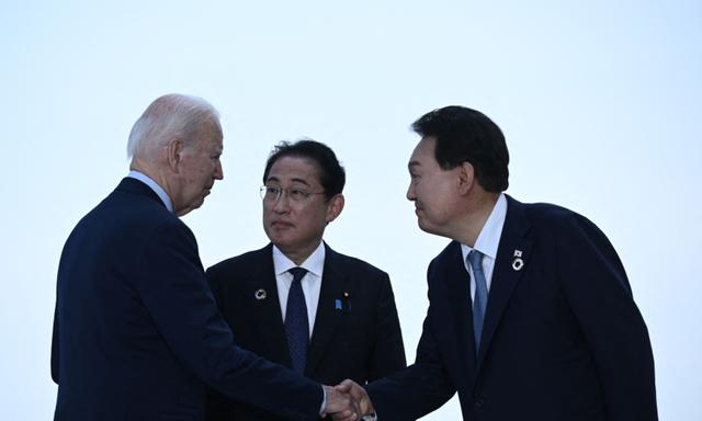 (Từ trái sang phải) Tổng thống Hoa Kỳ Joe Biden, Thủ tướng Nhật Bản Fumio Kishida, và Tổng thống Nam Hàn Yoon Suk Yeol chào nhau trước thềm cuộc gặp ba bên trong Hội nghị thượng đỉnh các nhà lãnh đạo G-7 ở Hiroshima hôm 21/05/2023. (Ảnh: Brendan Smialowski/AFP qua Getty Images)