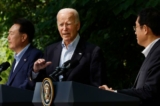 (Từ trái qua Phải) Tổng thống Nam Hàn Yoon Suk Yeol, Tổng thống Hoa Kỳ Joe Biden, và Thủ tướng Nhật Bản Kishida Fumio đến dự một cuộc họp báo chung sau các cuộc đàm phán ba bên tại Trại David ở Maryland hôm 18/08/2023. (Ảnh: Chip Somodevilla/Getty Images)